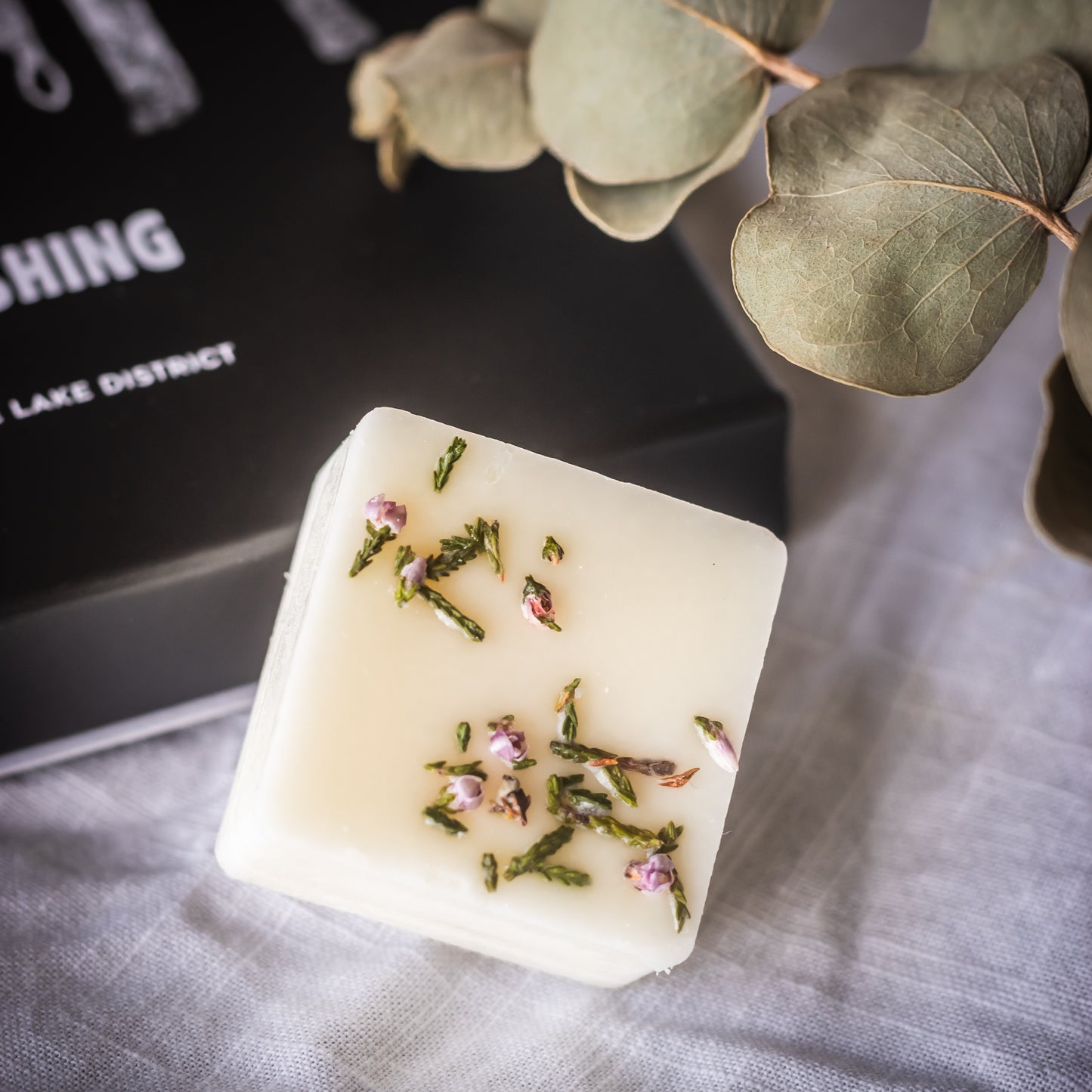 Experience the fresh and crisp aroma of sun-dried fabrics, a hint of gentle detergent, and a touch of softness. Transform your space into a cozy and inviting haven with these exquisite wax melts, reminiscent of Mam's comforting laundry days.