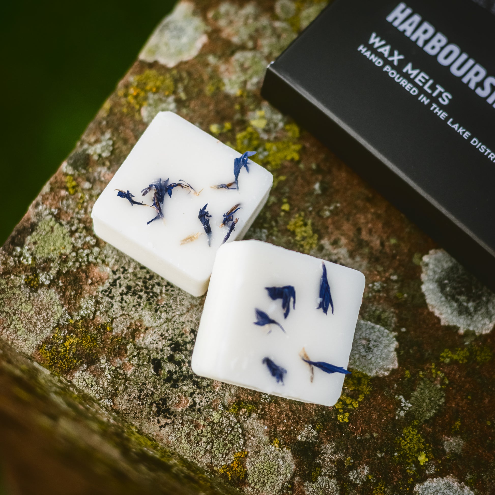 Experience the refreshing scent of ocean breeze, salty air, and a hint of driftwood. Transform your space into a tranquil harbourside haven with these exquisite wax melts, perfect for creating a relaxing coastal ambiance